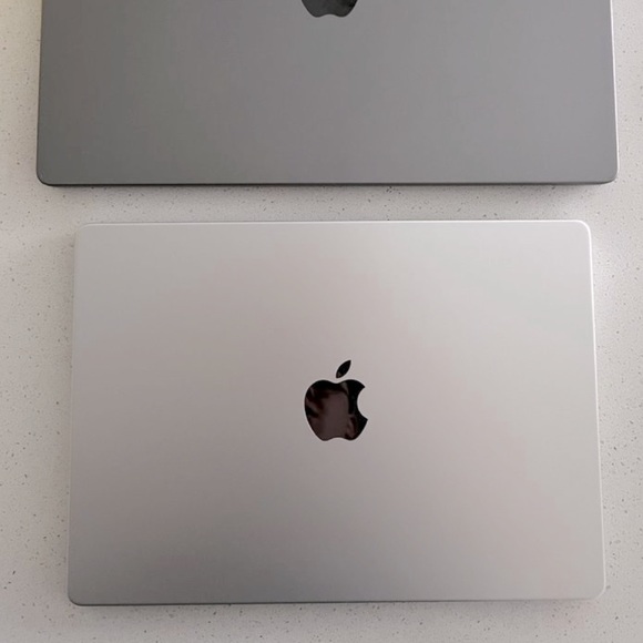 Apple MacBook Air Laptop - Picture 1 of 3